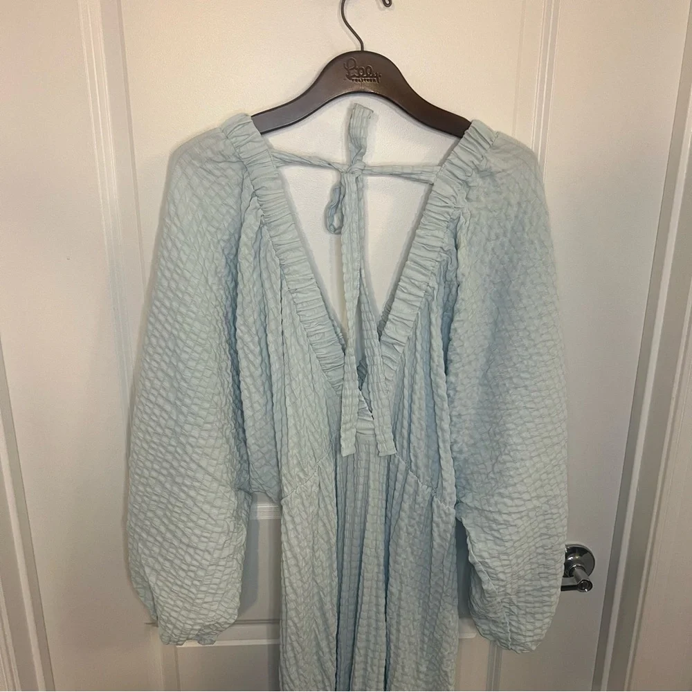 ASOS DESIGN textured plunge maxi dress with batwing sleeve in blue - Picture 9 of 11